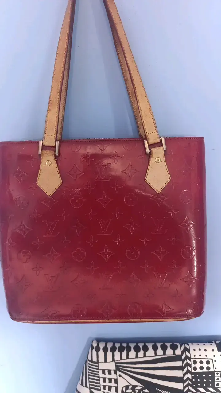 Bolso de mano rojo con diseño elegante - 4