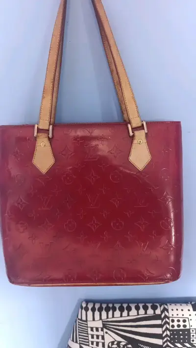 Bolso de mano rojo con diseño elegante - miniatura 4