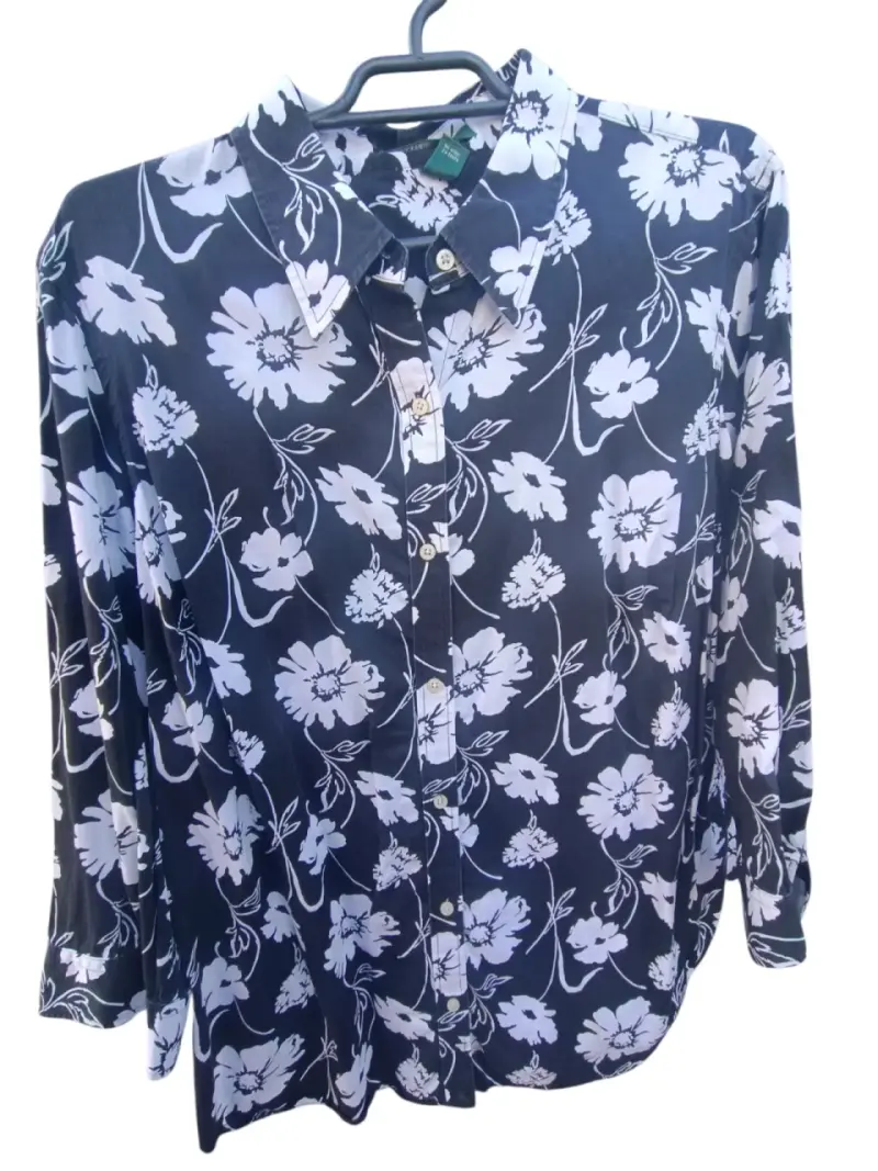 Blusa talla 1X estampado floral en blanco y neg - 1