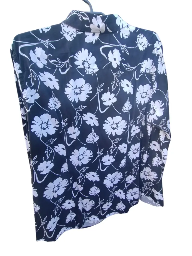 Blusa talla 1X estampado floral en blanco y neg - 2