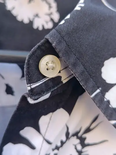 Blusa talla 1X estampado floral en blanco y neg - miniatura 4