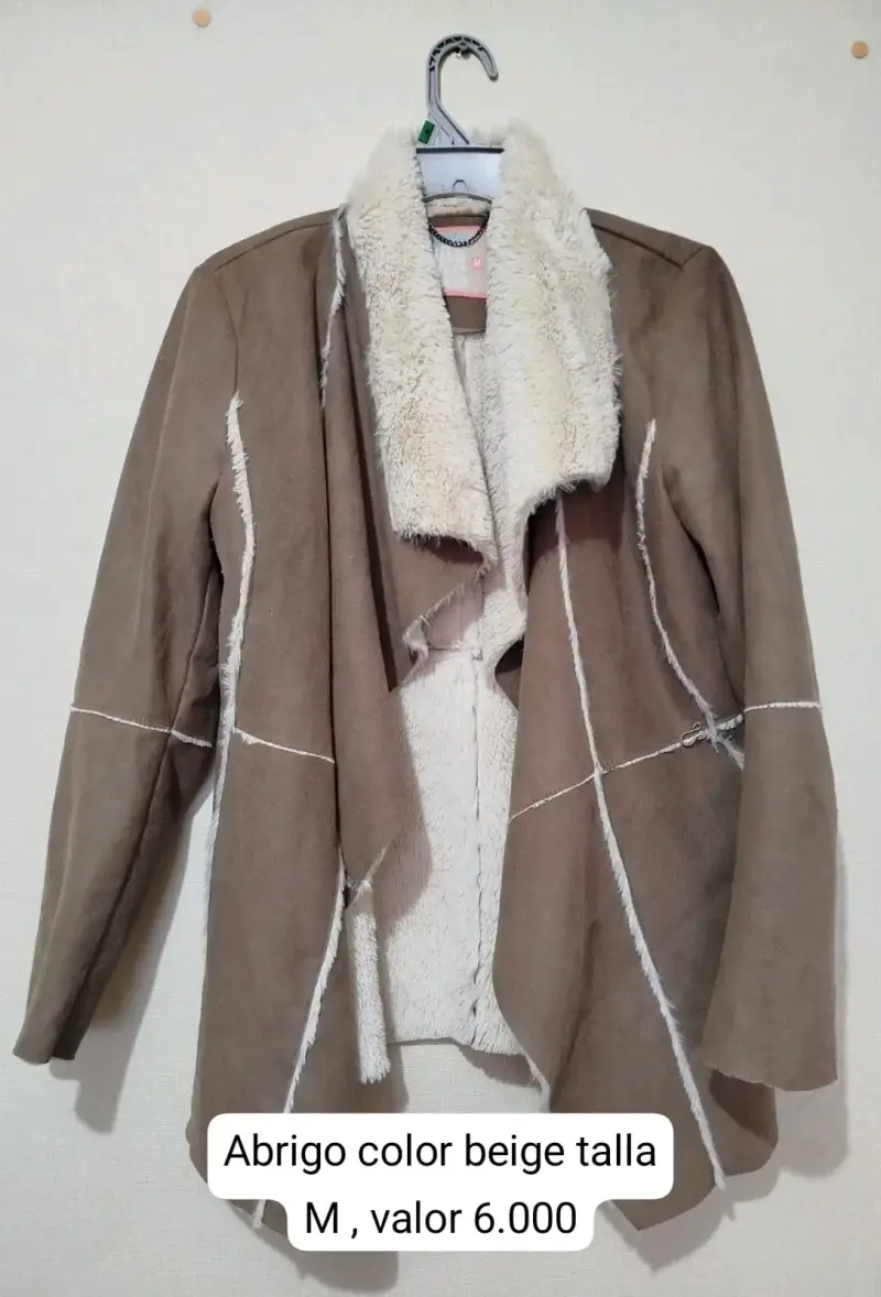 Abrigo beige con forro de piel sintética talla M