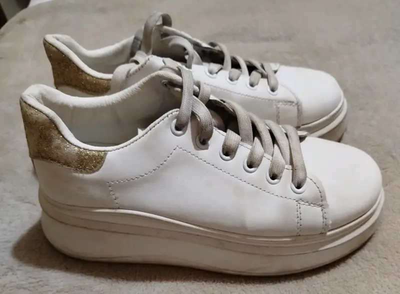 Zapatillas blancas con detalle dorado para mujer
