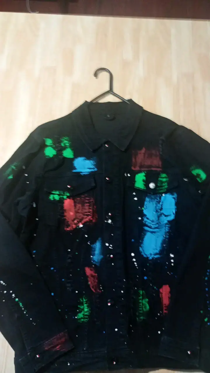 Chaqueta de mezclilla negra con diseño artístico