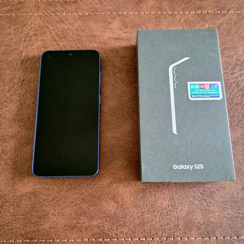 Smartphone Samsung Galaxy S25 con caja y accesorios - 2