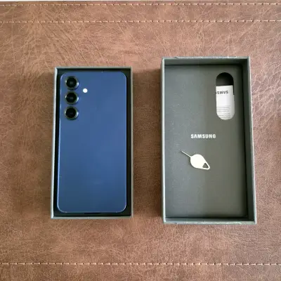 Smartphone Samsung Galaxy S25 con caja y accesorios - miniatura 3