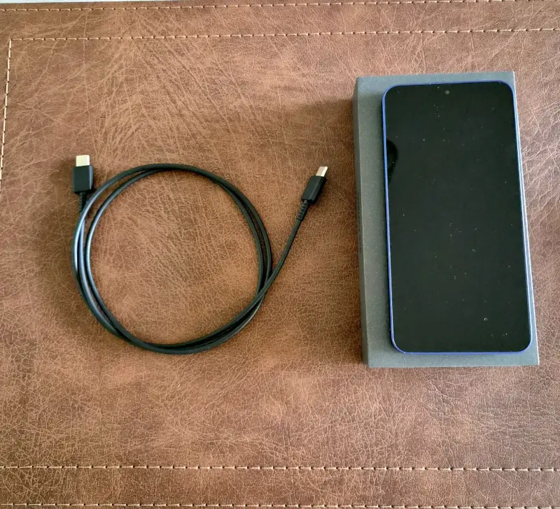 Smartphone Samsung Galaxy S25 con caja y accesorios - 4