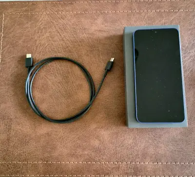 Smartphone Samsung Galaxy S25 con caja y accesorios - miniatura 4