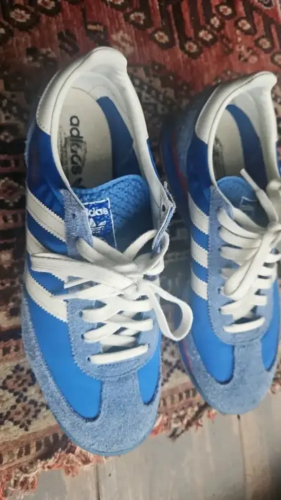 Zapatillas deportivas Adidas azules y blancas - miniatura 1