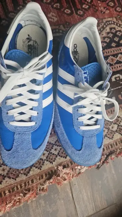 Zapatillas deportivas Adidas azules y blancas - miniatura 4