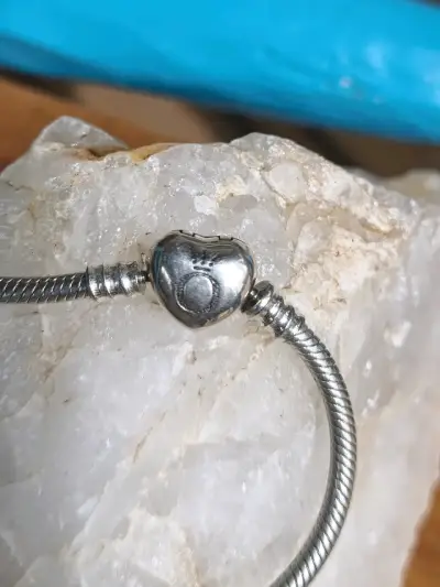 Pulsera de plata con dije de corazón Pandora - miniatura 1