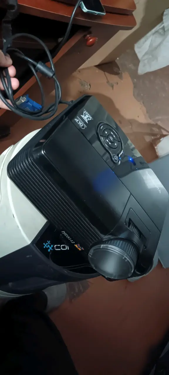 Proyector DLP Xcomi con cables incluidos - 1