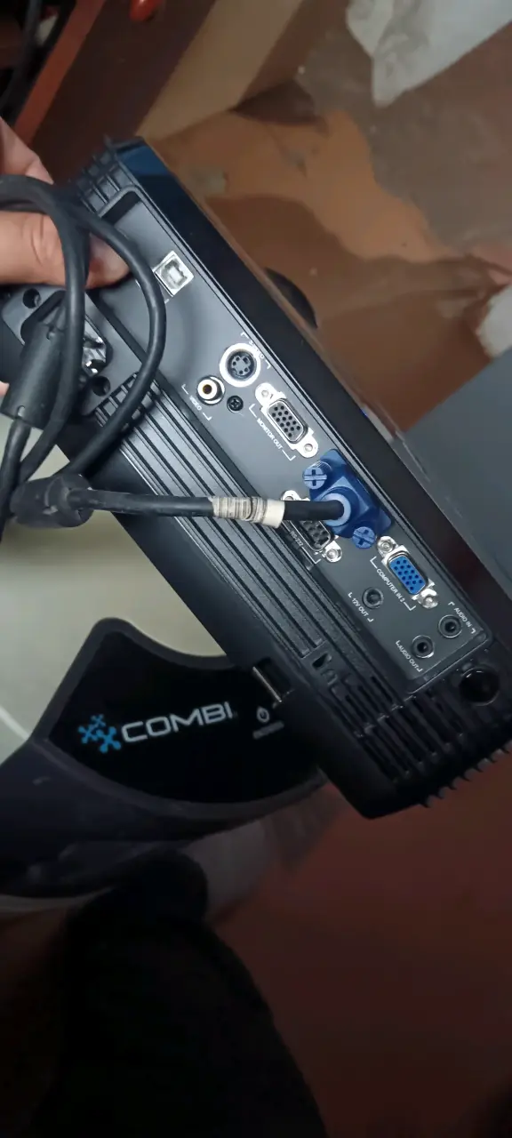 Proyector DLP Xcomi con cables incluidos - 2