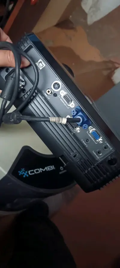 Proyector DLP Xcomi con cables incluidos - miniatura 2
