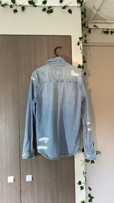 Chaqueta de mezclilla desgastada para mujer - miniatura 2