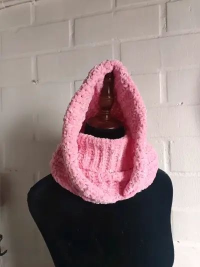 Bufanda capucha rosa de lana tejida a crochet - miniatura 1