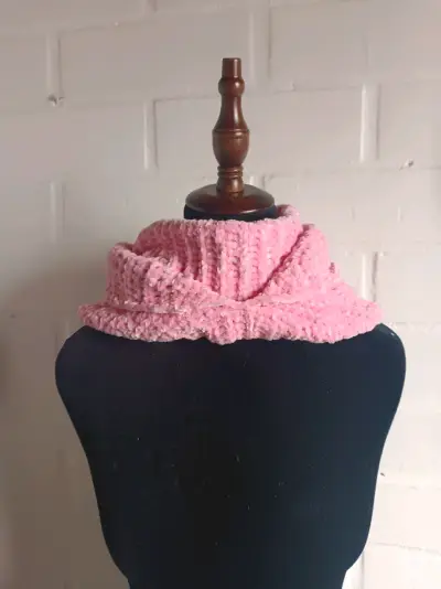 Bufanda capucha rosa de lana tejida a crochet - miniatura 2