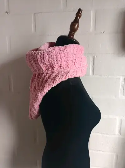 Bufanda capucha rosa de lana tejida a crochet - miniatura 3