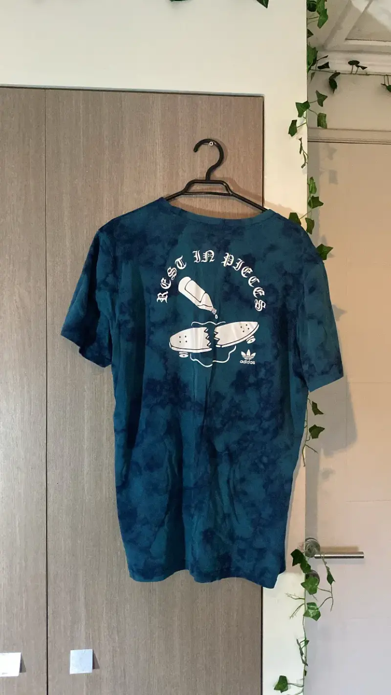 Polera azul con diseño gráfico 'Rest in Pieces' - 2