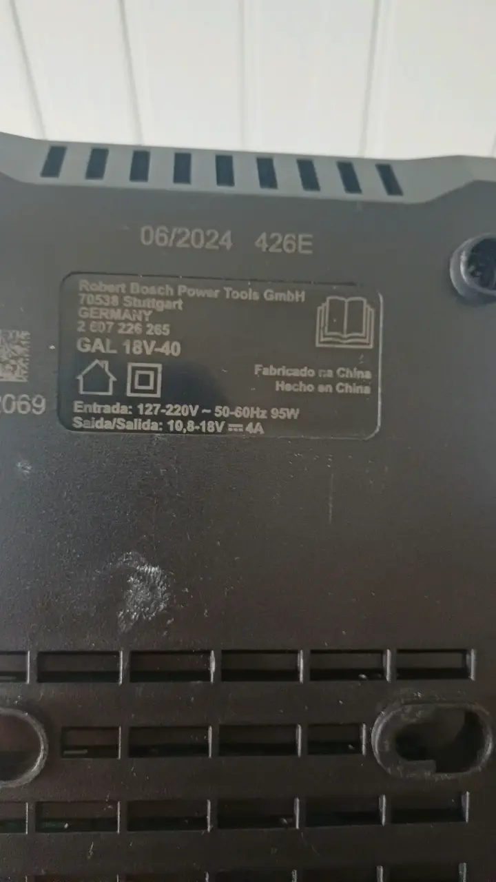 Cargador de Batería Bosch 18V 4A Profesional - 2