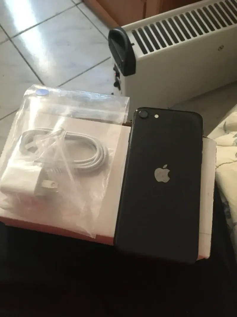 iPhone SE 2 con cargador en buen estado - 1