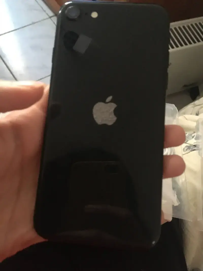 iPhone SE 2 con cargador en buen estado - 2