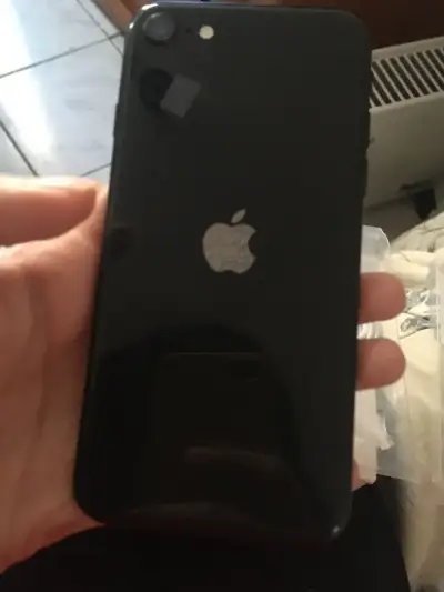 iPhone SE 2 con cargador en buen estado - miniatura 2