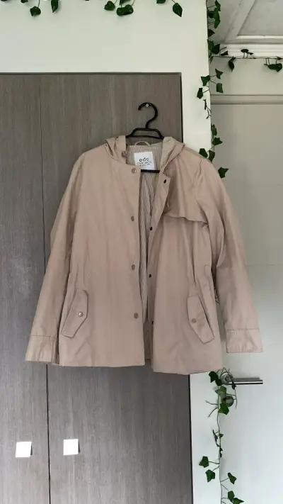 Chaqueta beige con capucha EDC para mujer - miniatura 1