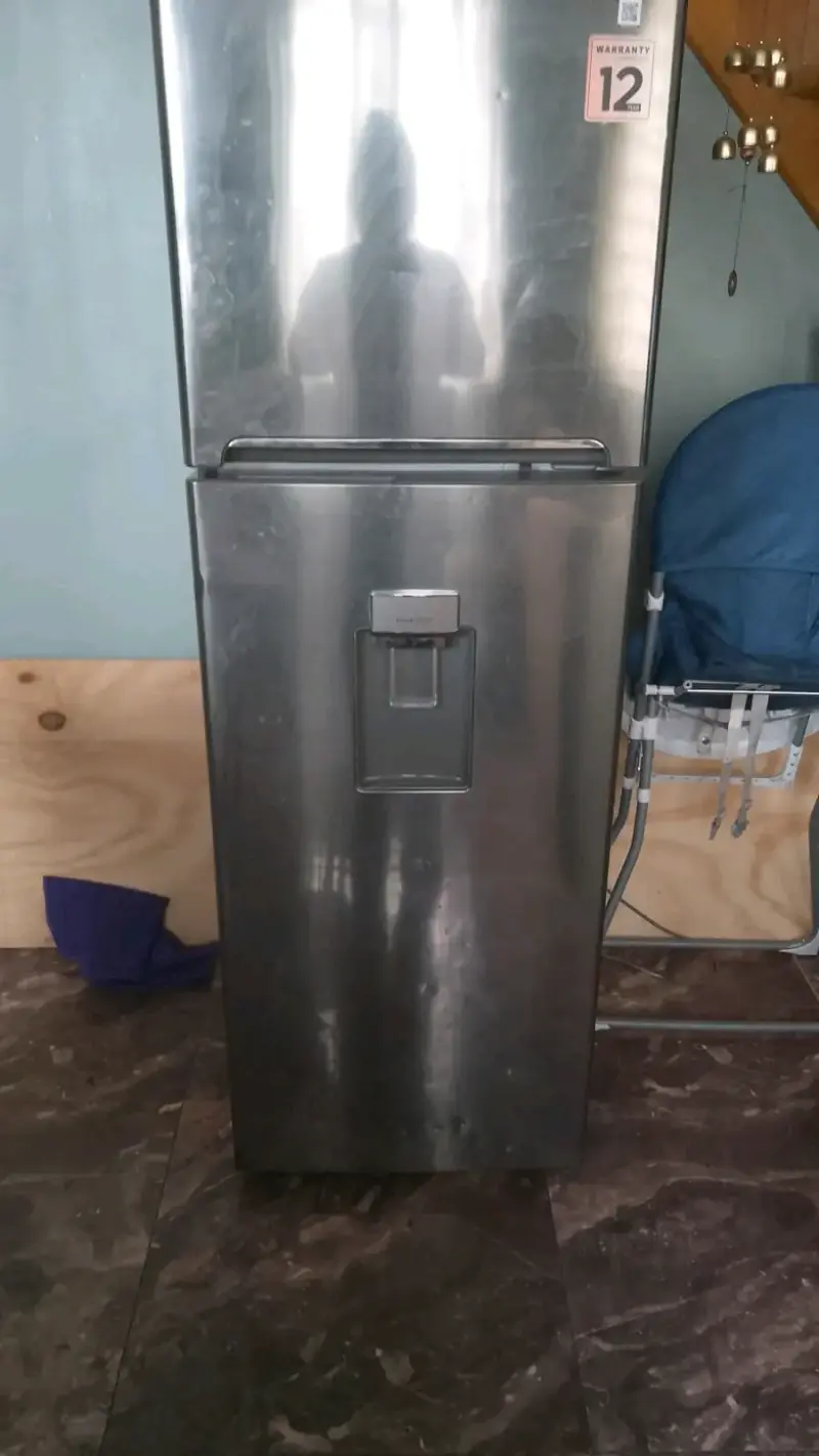 Refrigerador de acero inoxidable con dispensador de agua