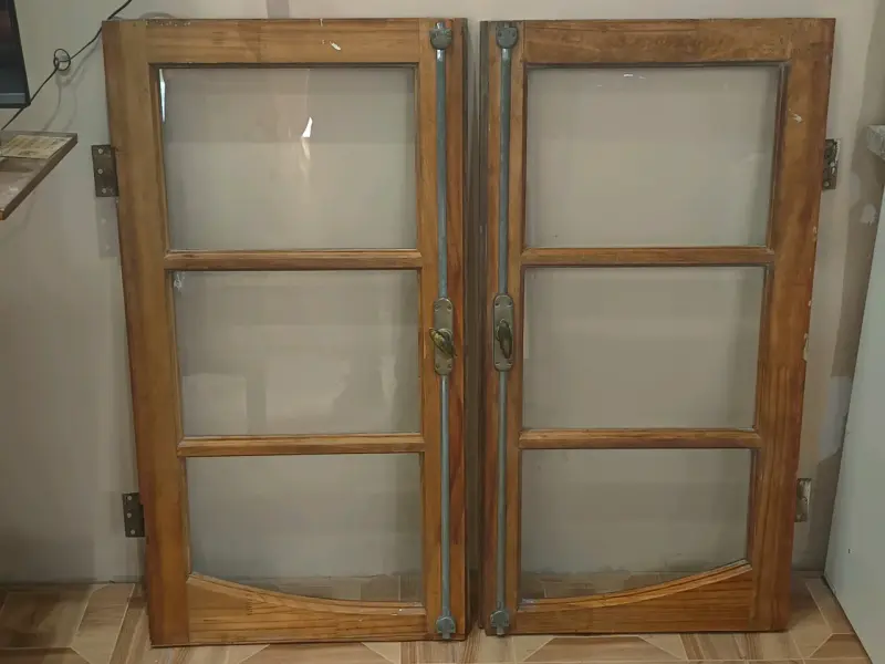 Puertas de madera con cerradura, chapa, tiradores - 1