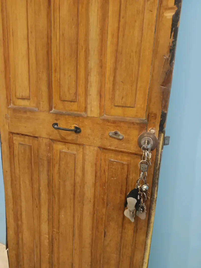 Puertas de madera con cerradura, chapa, tiradores - 2