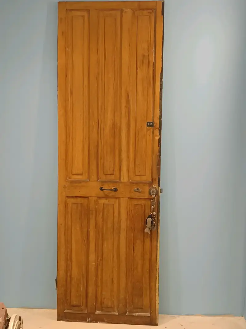 Puertas de madera con cerradura, chapa, tiradores - 3