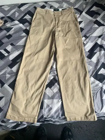Pantalones beige Dockers para hombre - miniatura 1