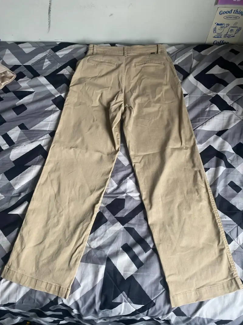 Pantalones beige Dockers para hombre - 2