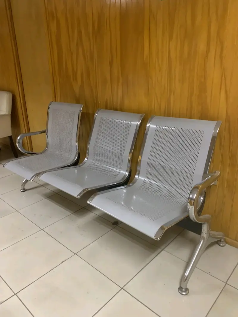 Banca de espera metálica de tres asientos - 1