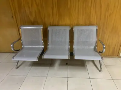 Banca de espera metálica de tres asientos - miniatura 2
