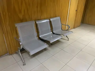 Banca de espera metálica de tres asientos - miniatura 3
