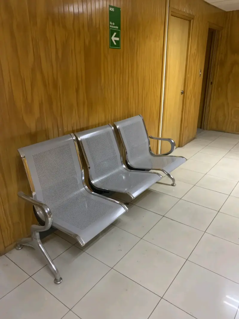 Banca de espera metálica de tres asientos - 4