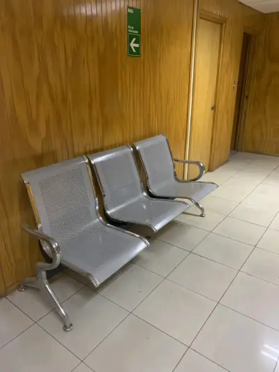 Banca de espera metálica de tres asientos - miniatura 4
