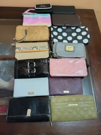 Lote de billeteras y monederos de varias marcas - miniatura 1