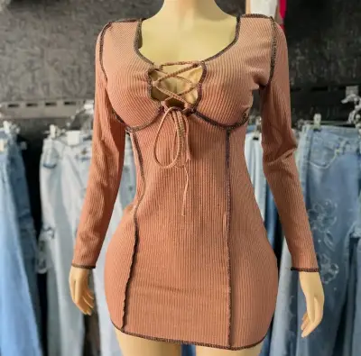 Vestido ajustado de manga larga con cordones - miniatura 1