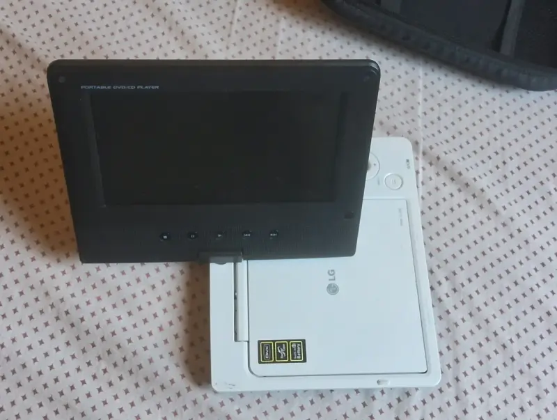 Reproductor DVD/CD Portátil LG DP351G + Bolso LG - 2