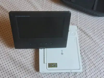 Reproductor DVD/CD Portátil LG DP351G + Bolso LG - miniatura 2