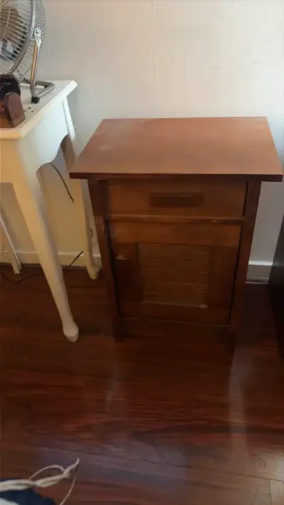 Par de Veladores de madera clásico en buen estado - miniatura 2