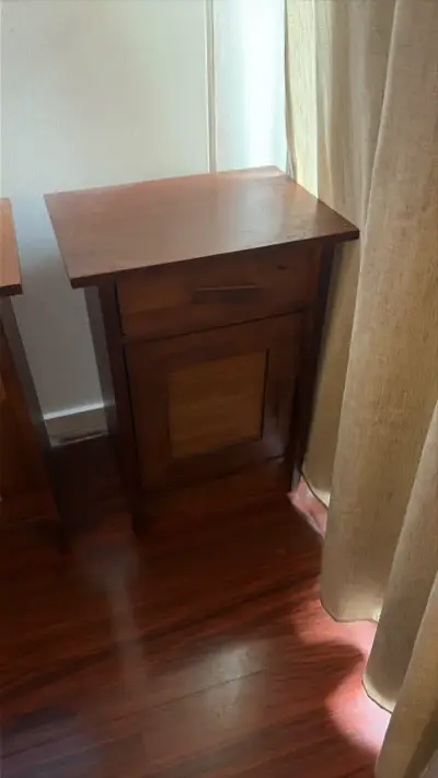 Par de Veladores de madera clásico en buen estado - miniatura 3