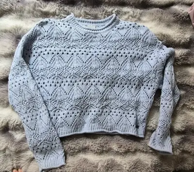 Suéter calado gris claro para niña - miniatura 1