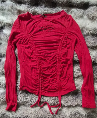 Polera roja de manga larga con diseño fruncido - miniatura 1