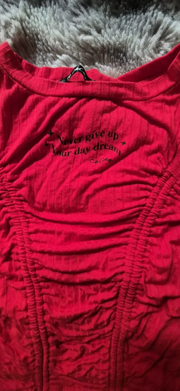 Polera roja de manga larga con diseño fruncido - 2