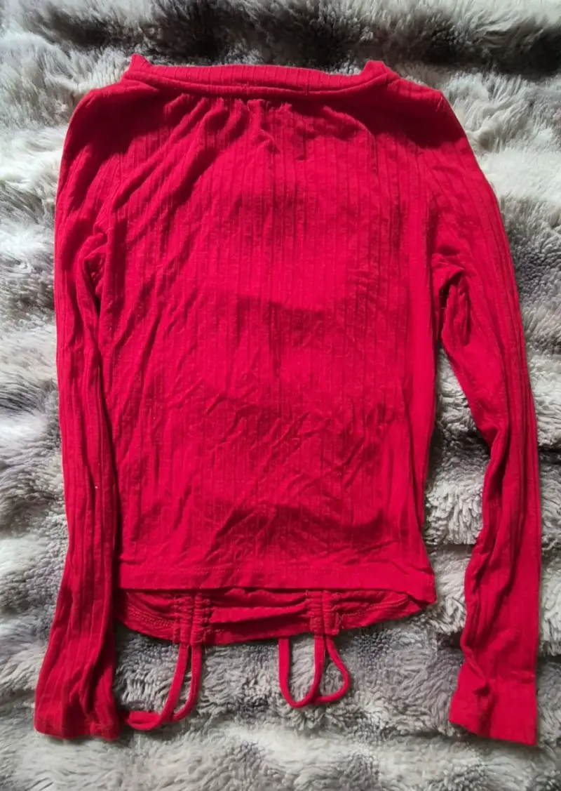 Polera roja de manga larga con diseño fruncido - 3