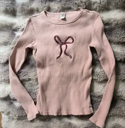 Polera rosada con lazo decorativo - miniatura 1